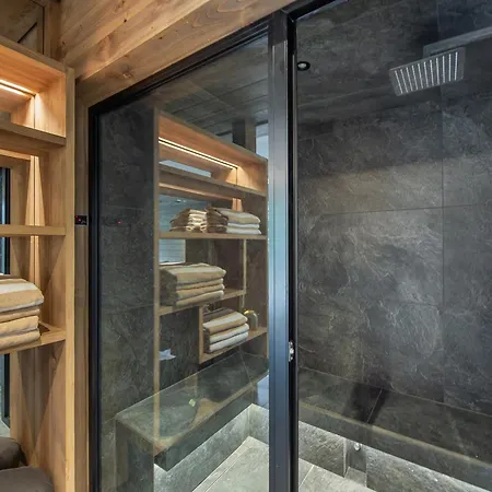 Chalet Moderne Avec Piscine Intérieure Et Hammam - Fr-1-569-76 *